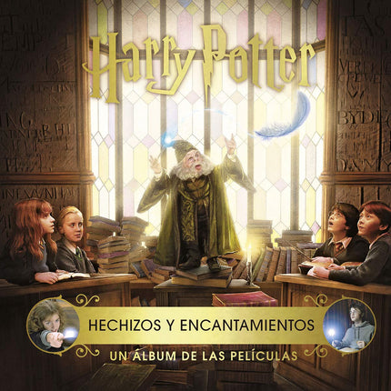 Libro Hechizos Y Encantamientos: íSABEDLO TODO DE LOS HECHIZOS Y ENCANTAMIENTOS DE LAS PELÍCULAS DE HARRY POTTER! Desde Expelliarmus hasta el Encantamiento Patronus e incluso las tres Maldiciones Imperdonables, los hechizos y encantamientos de las películas de Harry Potter se detallan en esta fascinante guía entre bastidores.