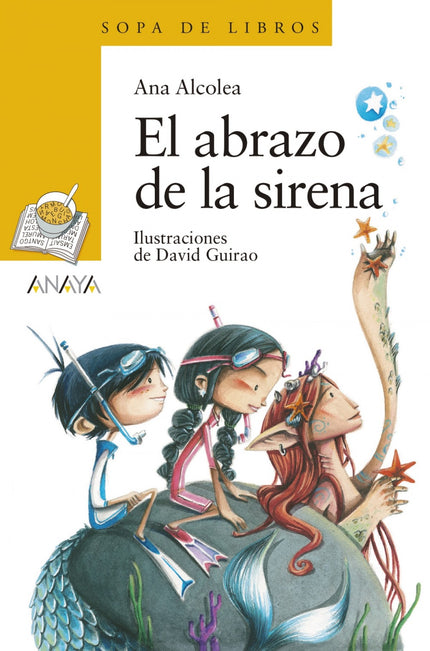 Libro El Abrazo De La Sirena: Tras lo vivido en El abrazo del árbol, Miguel, que ya ha superado sus miedos, ayudará en el proceso de duelo a una niña nueva de su clase, con una aventura que les llevará a conocer a las mismísimas sirenas.A clase de Miguel llega una nueva compañera, Sabina, que está muy triste, pues su madre ha muerto hace poco. Ella cree que se ha ido a vivir con las sirenas, y que desde algún lugar cuida de ella, algo que provoca risas y comentarios entre algunos niños.