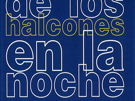 Libro El Vuelo De Los Halcones En La Noche: El vuelo de los halcones en la noche es la historia de una mujer que ha menguado su nombre hasta reducirlo a una interjección: Jo. La historia de una mujer que, al filo de una madurez insatisfecha, quema sus naves y se arroja en brazos de un amor extemporáneo.
