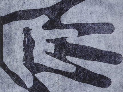 Libro El Buen Esclavo: ?Un relato en el que se cruzan asesinatos en serie con la compleja personalidad e inteligencia de un inspector en retirada, obligado a dar lo mejor de sí para desenmascarar el mayor enigma de su carrera y resolver el reto al que le convocan. El escenario del envite podría ser cualquier ciudad del mundo, pero es Sevilla, que describe el autor desde las entrañas de su barrio más independiente, popular y auténtico, Triana.?