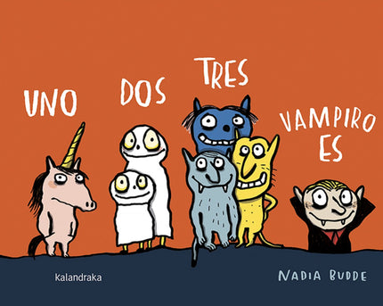 Libro Uno Dos Tres, Vampiro Es: Después del premiado ?Uno dos tres ¿qué ves??, esta nueva propuesta sigue apostando por la dimensión lúdica del libro y la lectura, con el tándem texto-ilustraciones como fórmula para reconocer palabras e imágenes a través de la rima y el ritmo. Este libro presenta un esquema basado en la repetición y el juego encadenado de personajes extraños y desgarbados en diferentes situaciones y actitudes.