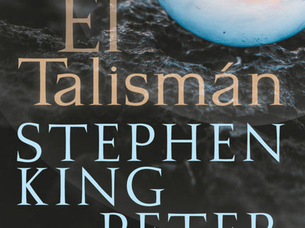 Libro El Talismán: La primera parte de la saga a cuatro manos que sigue con Casa Negra. Es un ventoso día otoñal en una playa del gris océano Atlántico, al lado del silenciado parque de atracciones y el apagado pueblo de Alhambra.