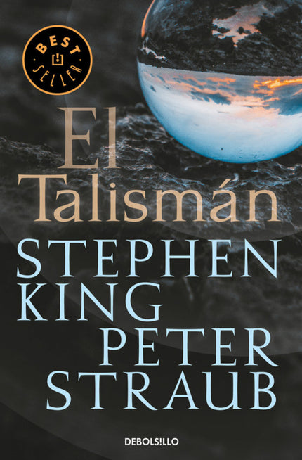 Libro El Talismán: La primera parte de la saga a cuatro manos que sigue con Casa Negra. Es un ventoso día otoñal en una playa del gris océano Atlántico, al lado del silenciado parque de atracciones y el apagado pueblo de Alhambra.