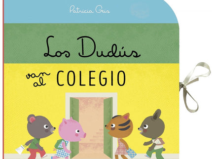 Libro Los Dudús Van Al Colegio: Conejo, Chanchita, Miu y Osito íhan empezado la escuela! Los Dudús nos presentan un fantástico pop-up con tres escenarios diferentes que se abren como un carrusel de 360 grados con la clase, el patio, el comedor, el lavabo, el gimnasio...