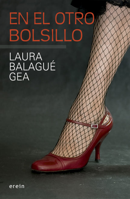 Libro En El Otro Bolsillo: Una auxiliar de enfermería de un centro de salud aparece muerta en extrañas circunstancias. Un nuevo caso para la oficial de la Ertzaintza Carmen Arregui, cuya resolución se complicará debido a la sorprendente ?normalidad?