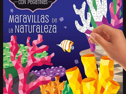 Libro Maravillas De La Naturaleza: Sumérgete en el complicado mundo del arte kaleidoscópico. Estos exquisitos libros presentan diseños geométricos de espectaculares monumentos, maravillas y ejemplos de la flora y la fauna que puedes completar con cientos de pegatinas de diferentes formas.