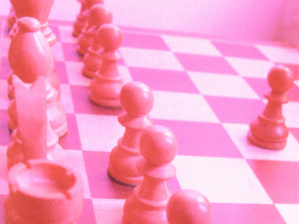 Libro Aprenda Aperturas: Gane Con 1.e4!: Crear y mantener actualizado un buen repertorio de aperturas puede resultar una tarea muy ardua, puesto que el ajedrez ofrece un enorme número de líneas a elegir. Por otro lado, entre los debutantes y jugadores en formación, existe una fuerte tendencia a plantear sólo aquellas líneas que contienen trucos tácticos y que pueden engañar a oponentes desprevenidos.
