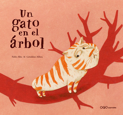 Libro Un Gato En El árbol: Un gato perseguido por un perro se sube a un árbol muy alto y luego no es capaz de bajar. Los que pasan junto al árbol suben también con la intención de ayudar;pero la cosa se complica cada vez más y la solidaridad de bomberos, vecinos y parientes acaba por ser un obstáculo para el árbol, que ya no soporta tanto peso...