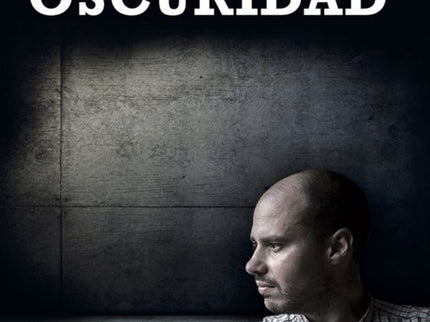 Libro En La Oscuridad: A mediados de julio de 2015 tres periodistas españoles cruzan la frontera de Turquía en dirección a Siria. Es el duodécimo viaje a la zona de Antonio Pampliega, que tiene la sensación de que esta vez algo no va como siempre.
