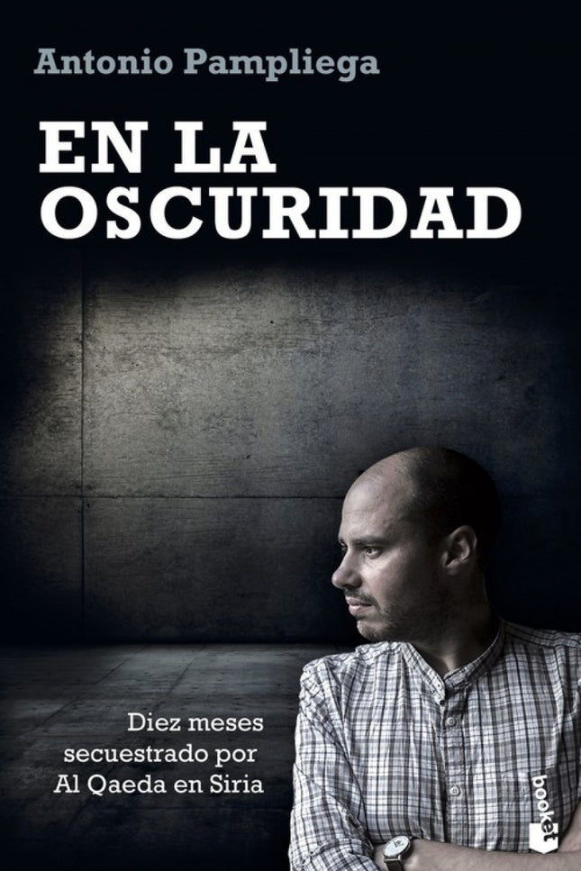 Libro En La Oscuridad: A mediados de julio de 2015 tres periodistas españoles cruzan la frontera de Turquía en dirección a Siria. Es el duodécimo viaje a la zona de Antonio Pampliega, que tiene la sensación de que esta vez algo no va como siempre.
