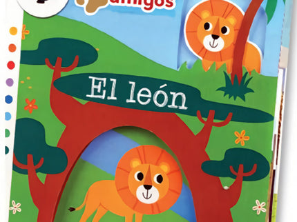 Libro El León: Mira cómo se despliega el libro para revelar un paisaje en el que el animal de madera puede pasar bajo grandes árboles y un puente. Todo mientras lees la emocionante historia de tu pequeño amigo el león.