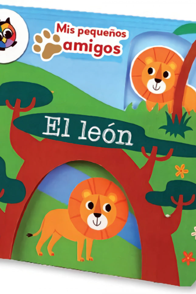 Libro El León: Mira cómo se despliega el libro para revelar un paisaje en el que el animal de madera puede pasar bajo grandes árboles y un puente. Todo mientras lees la emocionante historia de tu pequeño amigo el león.