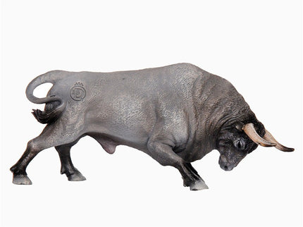 TORO BRAVO CARDENO EMBISTIENDO