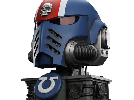 Warhammer 40,000: Space Marine 2 Réplica Ultramarines Lieutenant Titus casco con expositor 44 cm