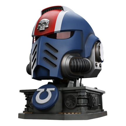 Warhammer 40,000: Space Marine 2 Réplica Ultramarines Lieutenant Titus casco con expositor 44 cm